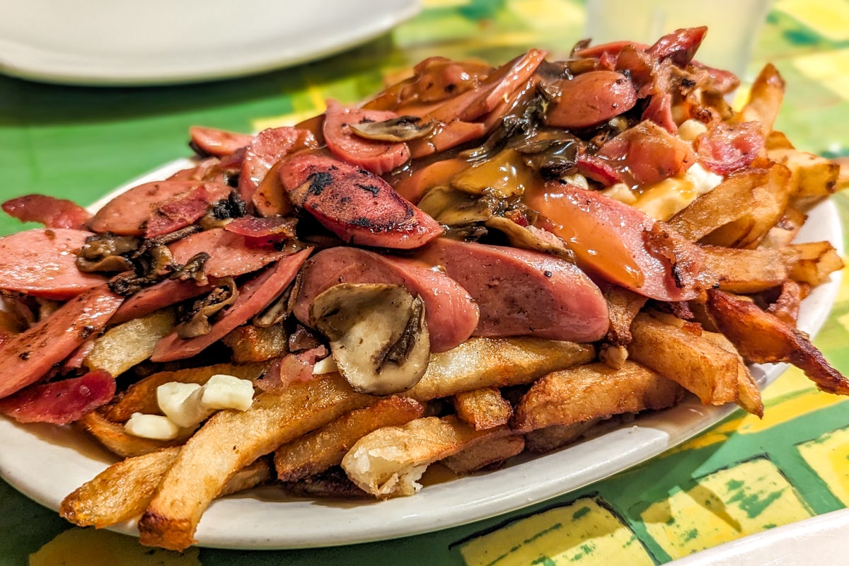 Poutine au restaurant "La Banquise"