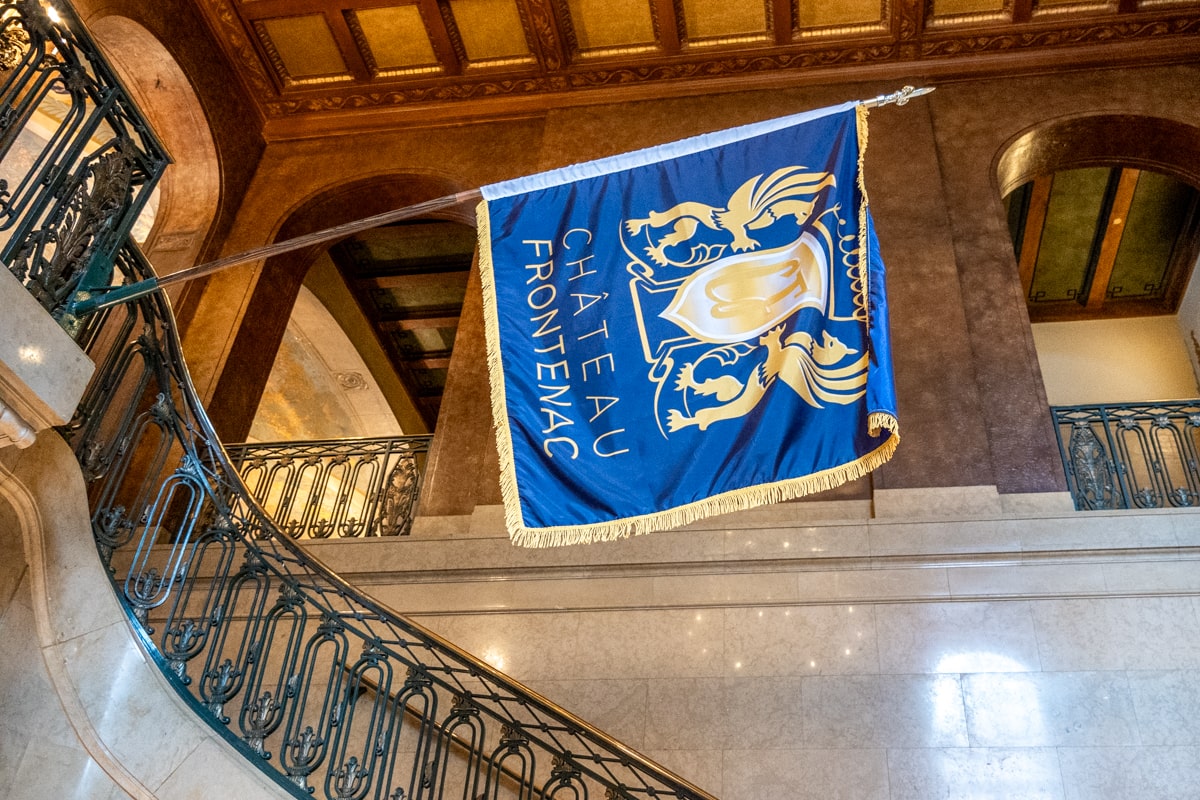 Drapeau dans le château de Frontenac