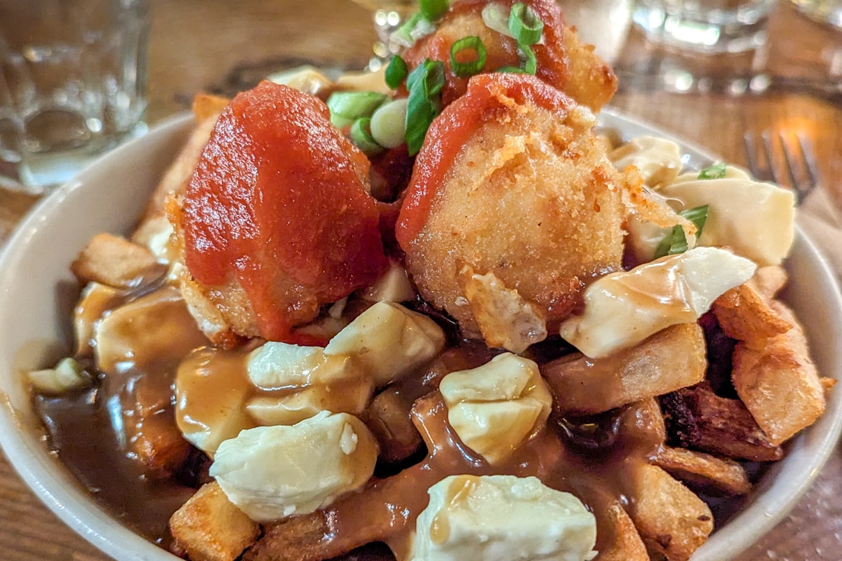 Poutine dans un restaurant, Quebec