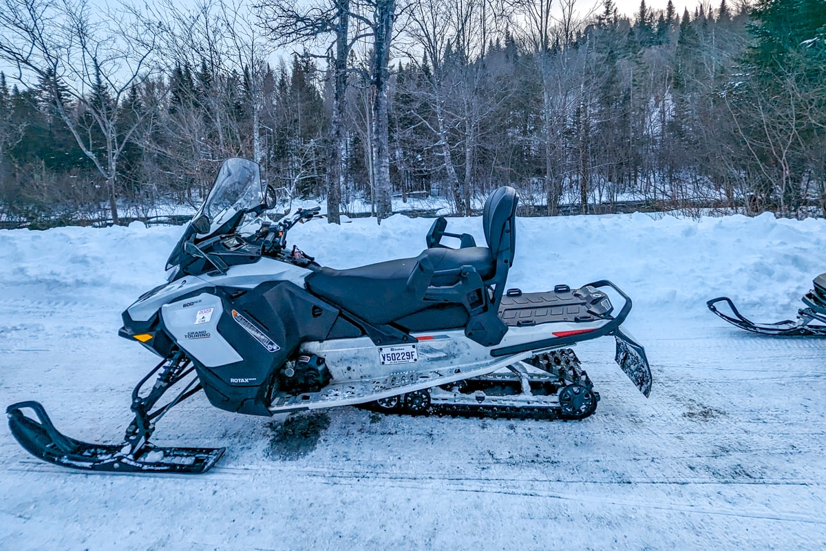 Motoneige dans les montages au Quebec