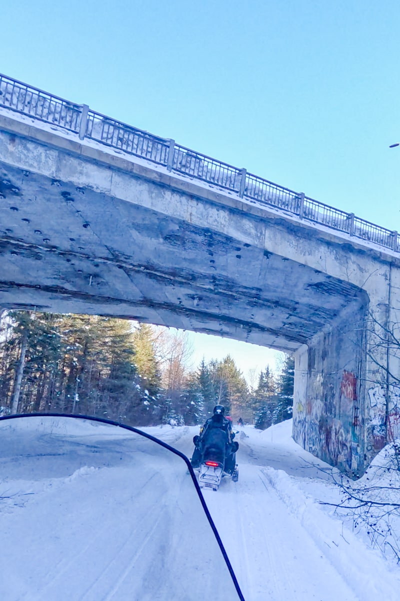 Passage sous un pont lors d'une sortie motoneige dans les Laurentides