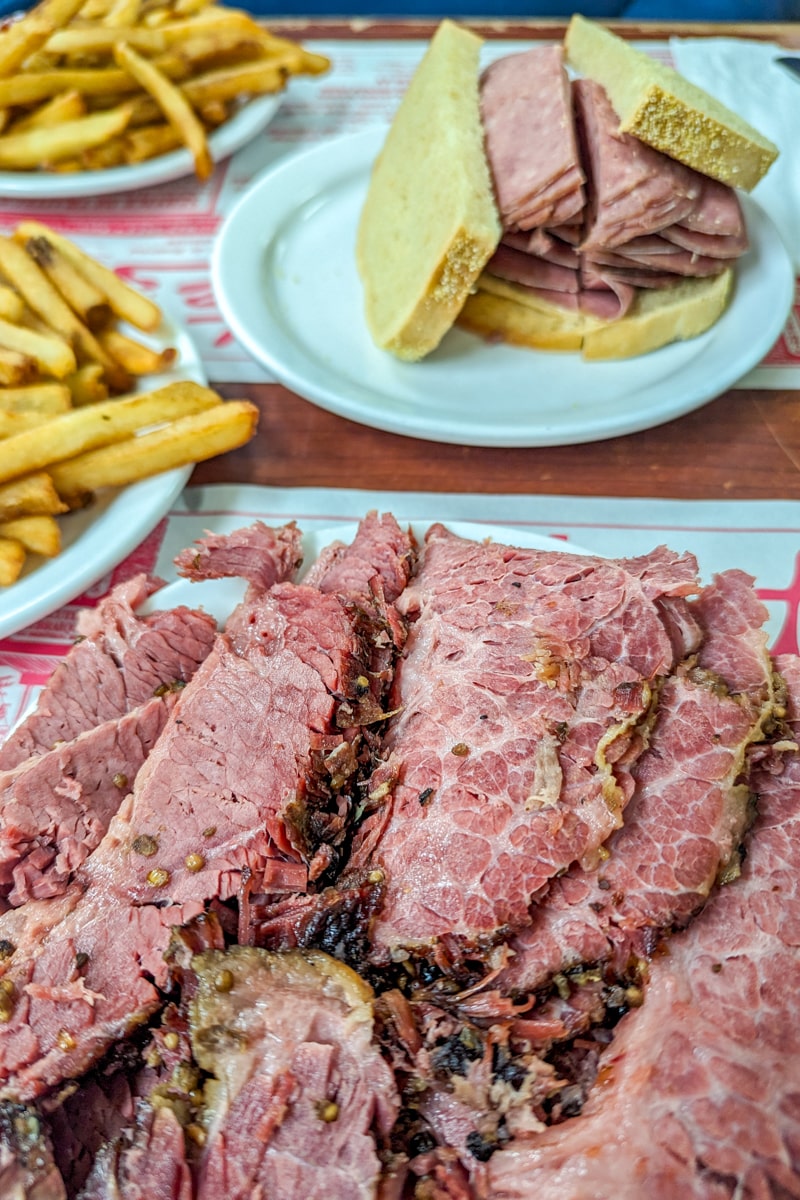 Sandwich de viande fumée à Montréal