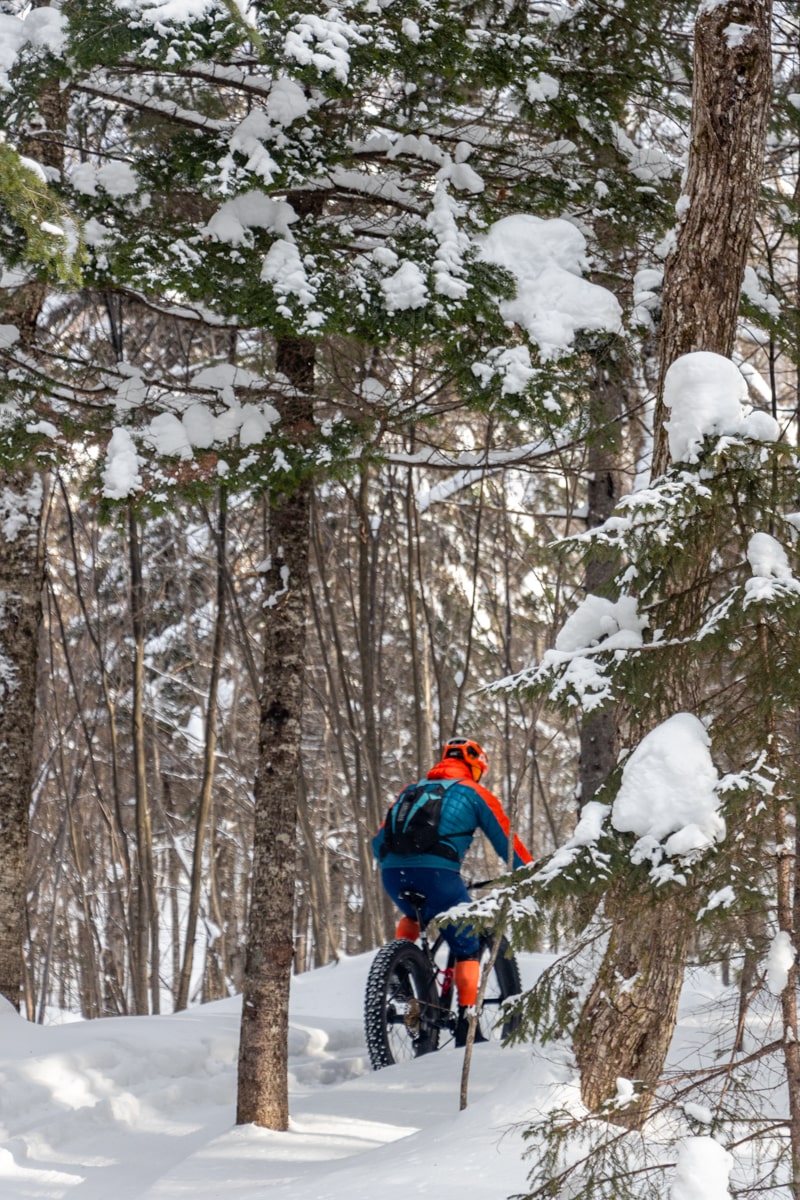 Professionnel sur un fat bike