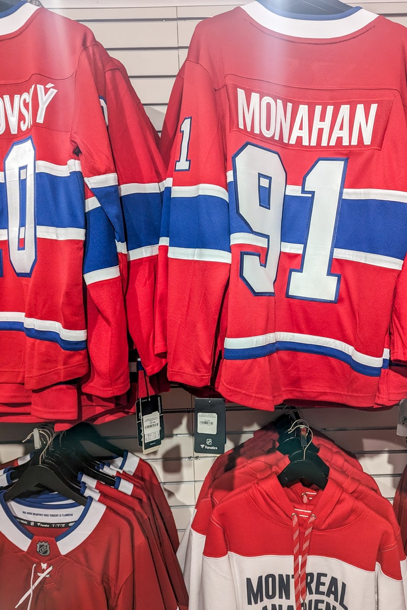 Maillots dans la boutique du Centre Bell