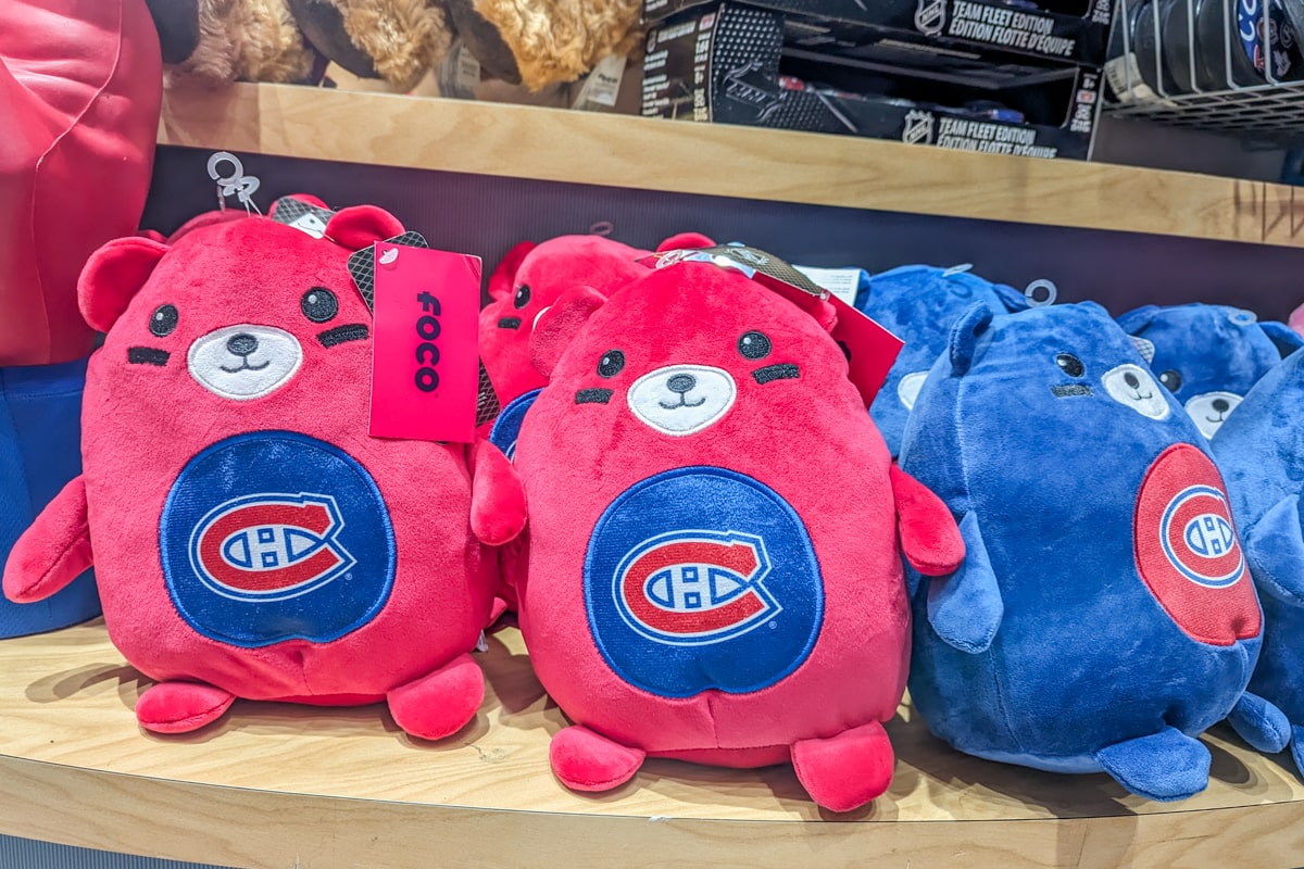 Peluches dans la boutique du Centre Bell