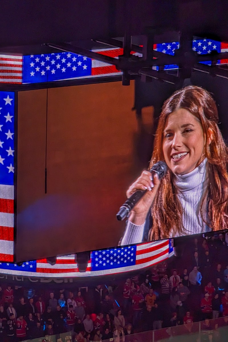 Hymne Américain lors d'un match de hockey à Montréal