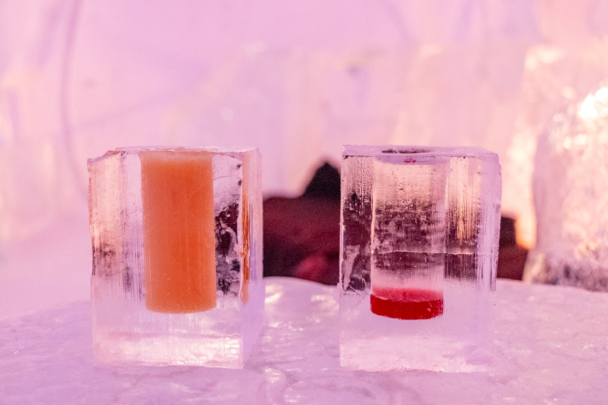 Verre dans l'hôtel de glace près de Quebec