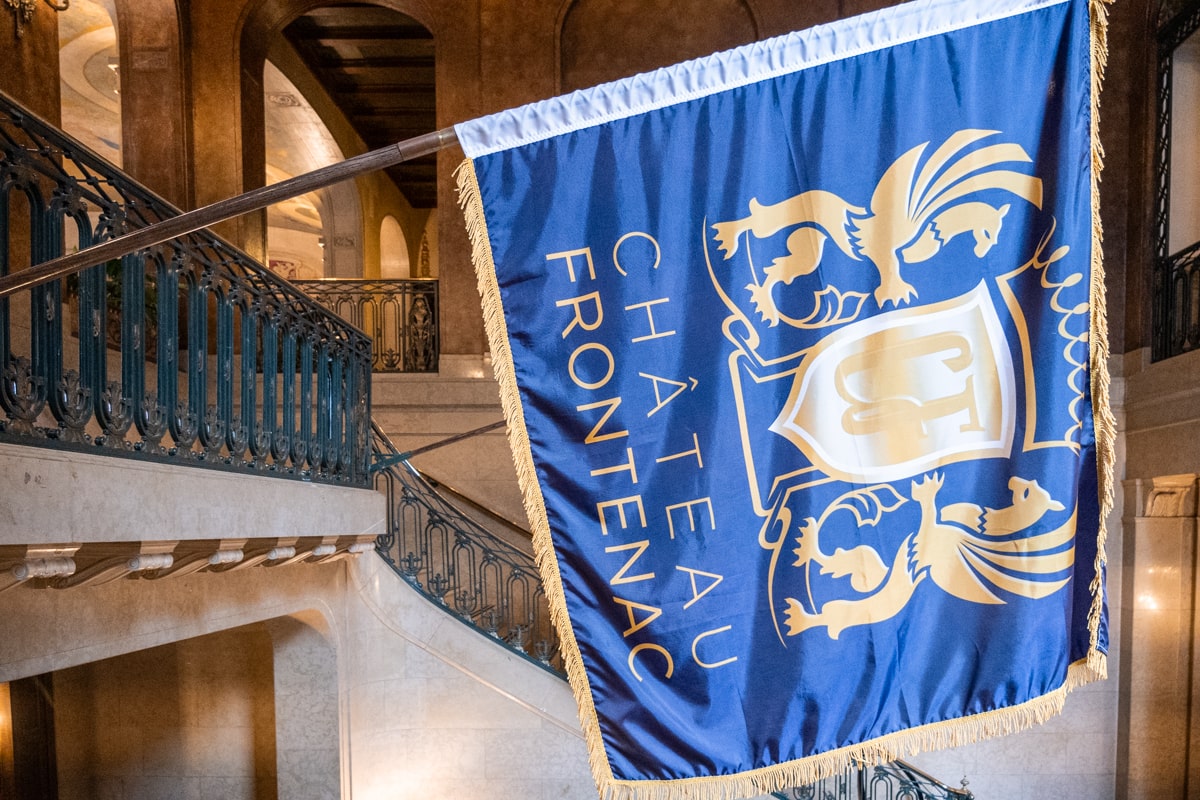 Le drapeau du Château Frontenac au Québec