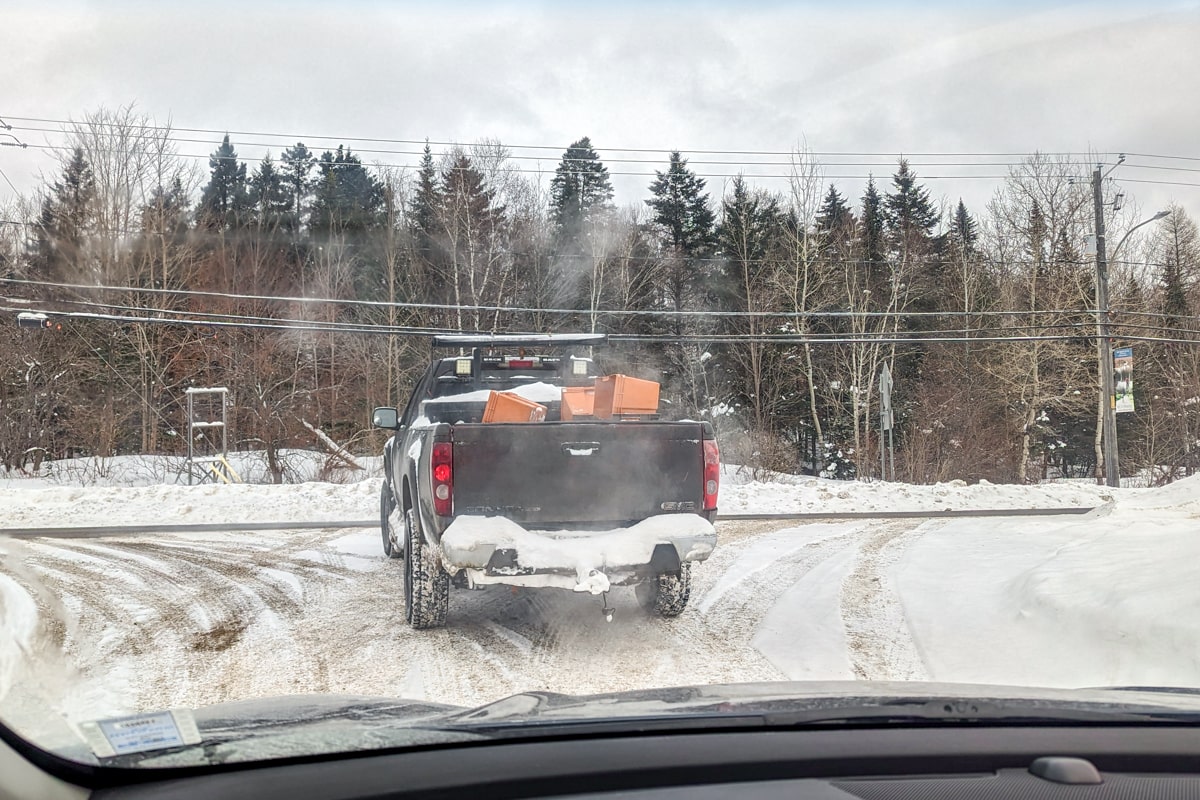 Voiture enneigée au Quebec