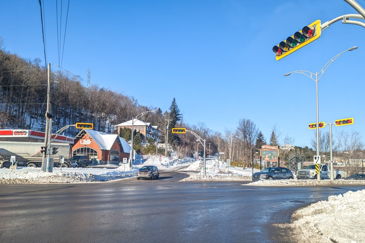 Routes enneigées dans une ville québécoise