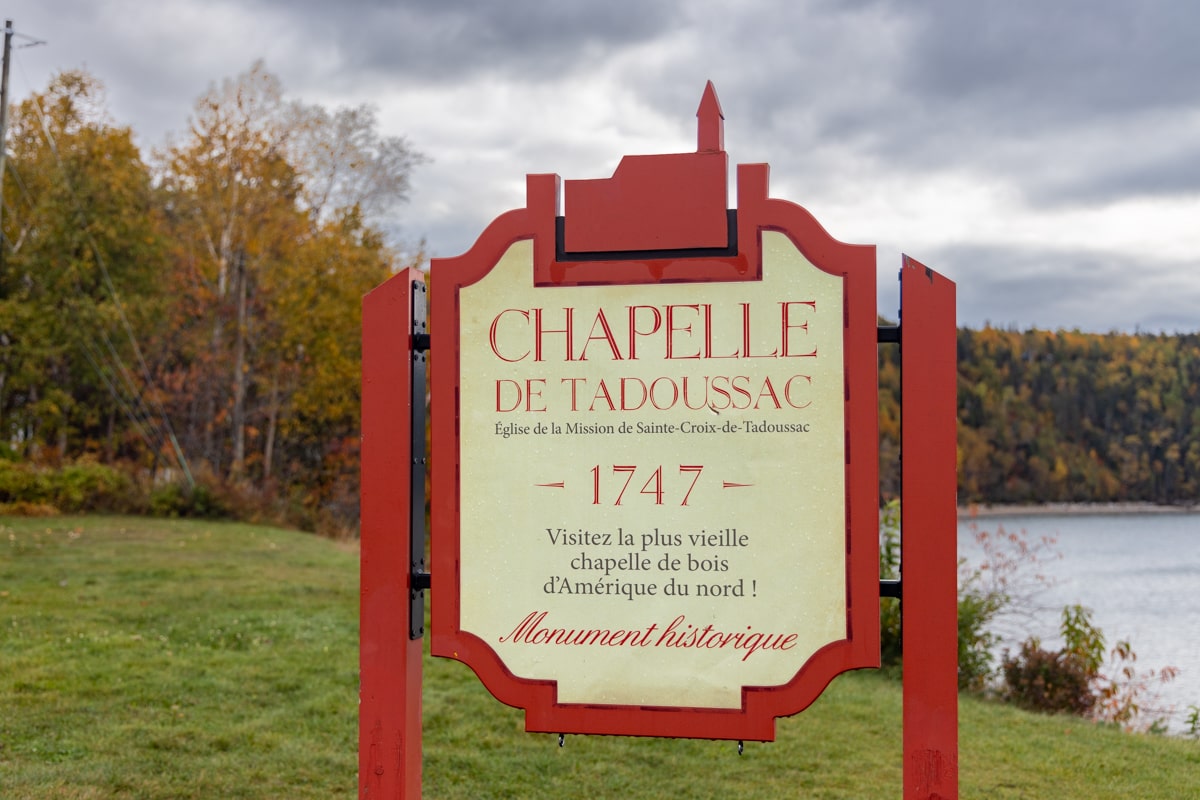 Panneau d'information sur la Chapelle de Tadoussac