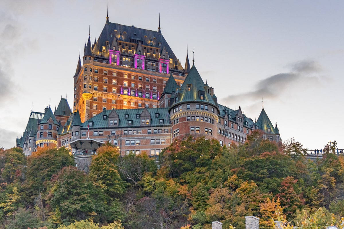 Vue sur le château de Frontenac de nuit