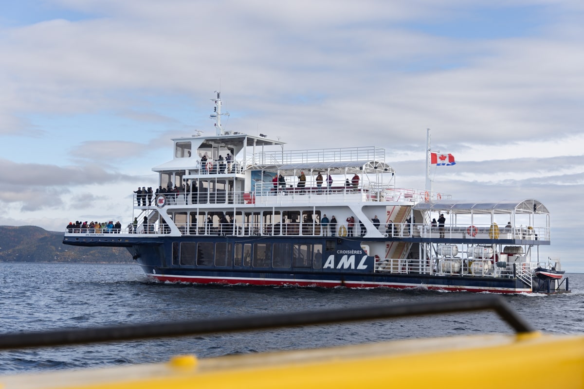 Gros bateau pour l'excursion en mer pour observer les baleines à Tadoussac