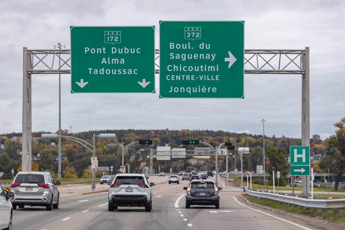 Panneau de signalisation vers Tadoussac, route 172