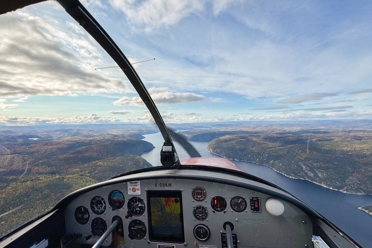 Panorama du vol au dessus de la rivière du Saguenay