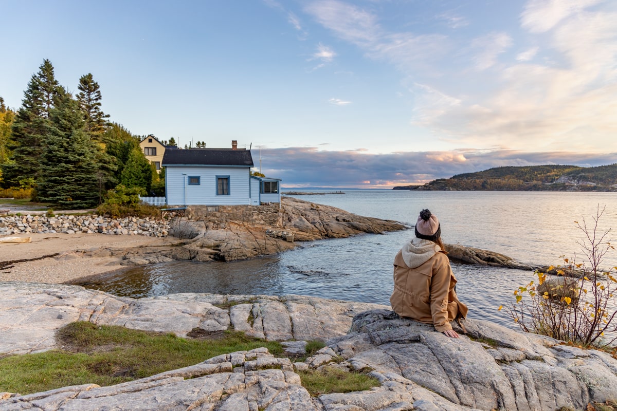 Personne qui observe les baleines à un point de vue depuis la Pointe de l'Islet à Tadoussac