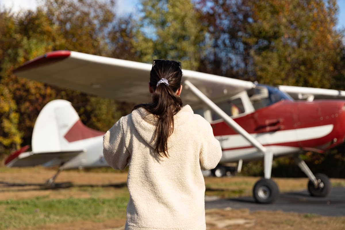 Personne devant l'avion avant le survol de Tadoussac au Québec