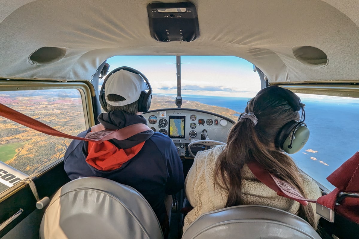 Deux personnes dans l'avion qui survole le fleuve du Saint-Laurent