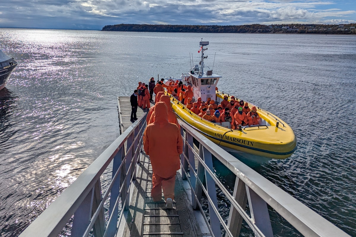 Embarquement dans le zodiac pour partir en mer