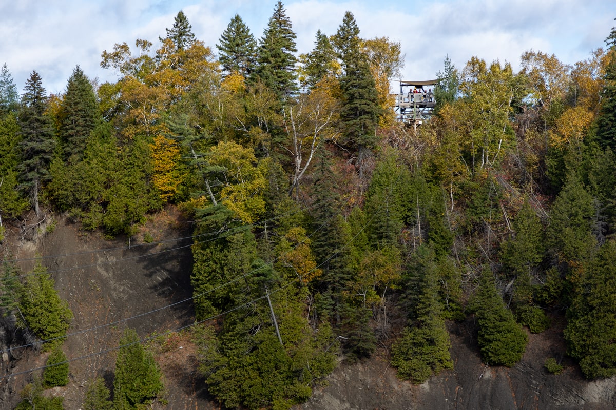 Base pour la tyrolienne pour observer la Chute-Montmorency