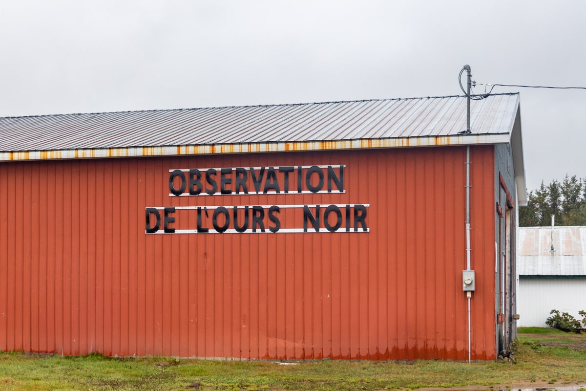 Bâtiment d'accueil pour l'observation des ours noirs à Tadoussac