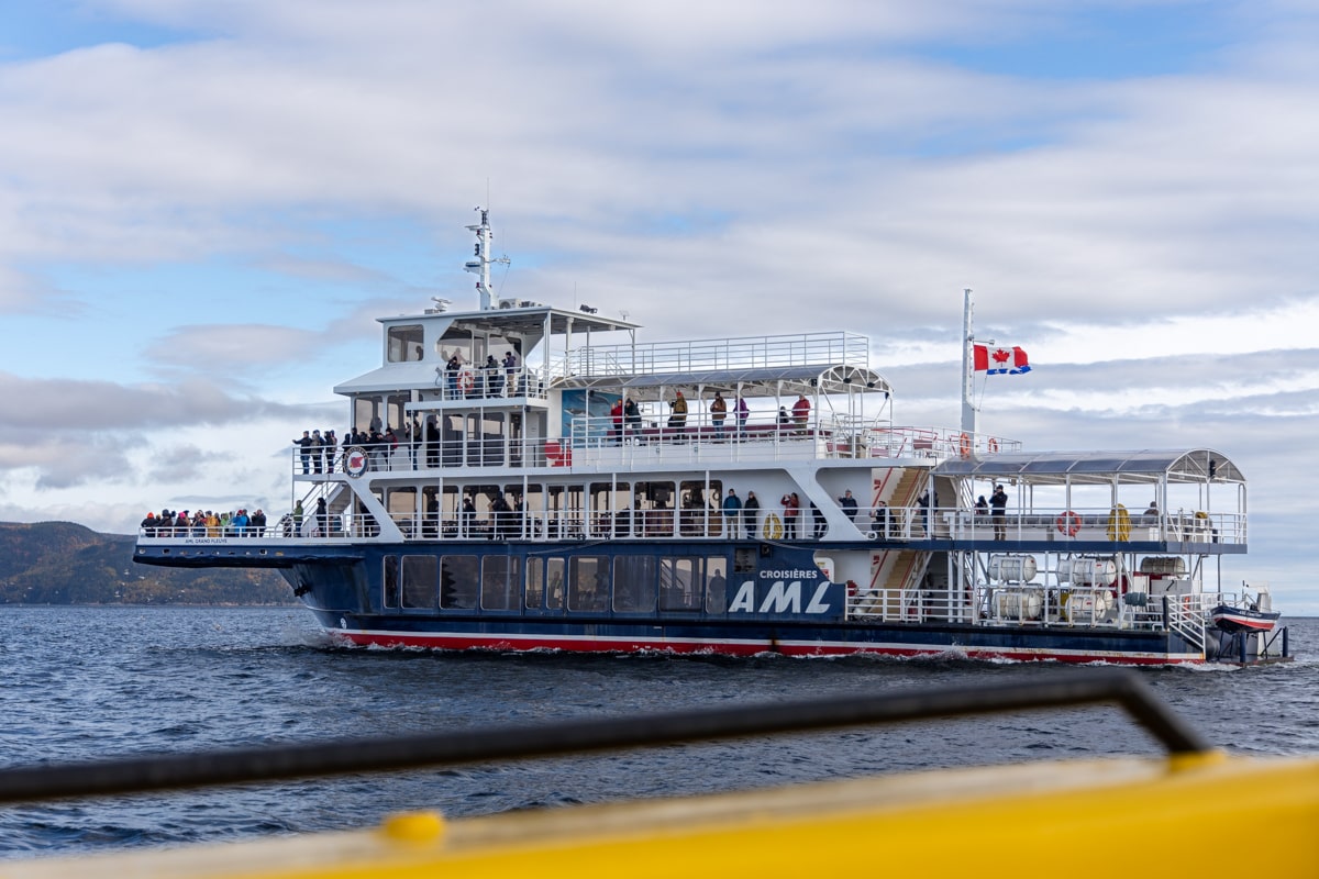 Observation des baleines à Tadoussac depuis un gros bateau