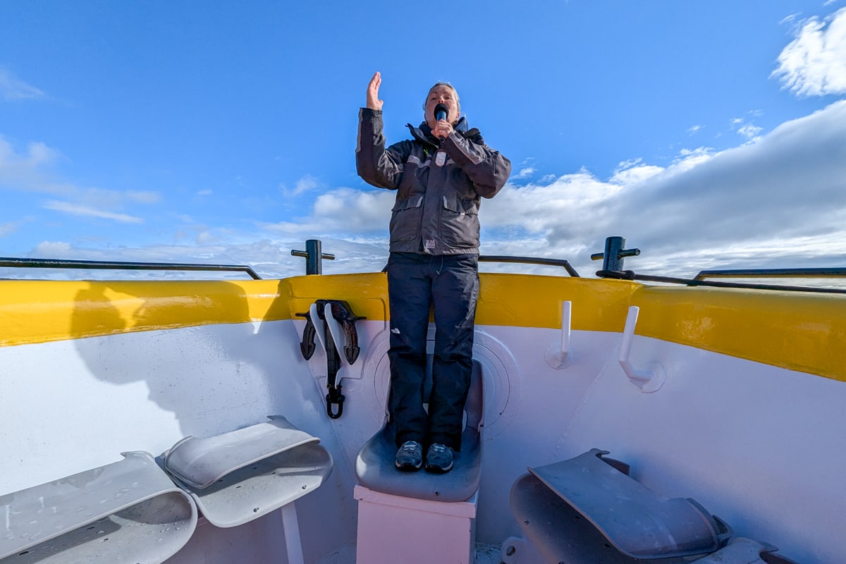 Guide et naturaliste qui donne des informations sur les baleines