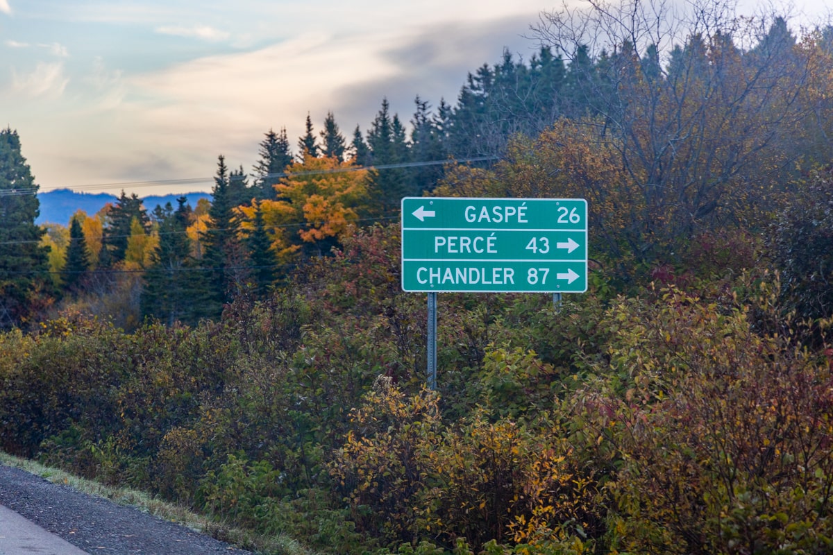 Panneau indiquant Gaspé et Percé