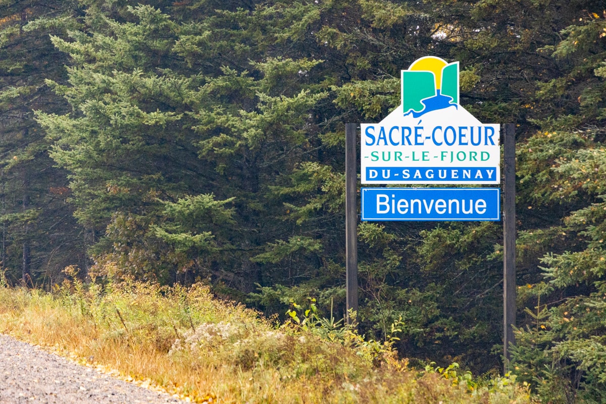 Panneau ville Sacré-Cœur pour l'observation des ours noirs près de Tadoussac