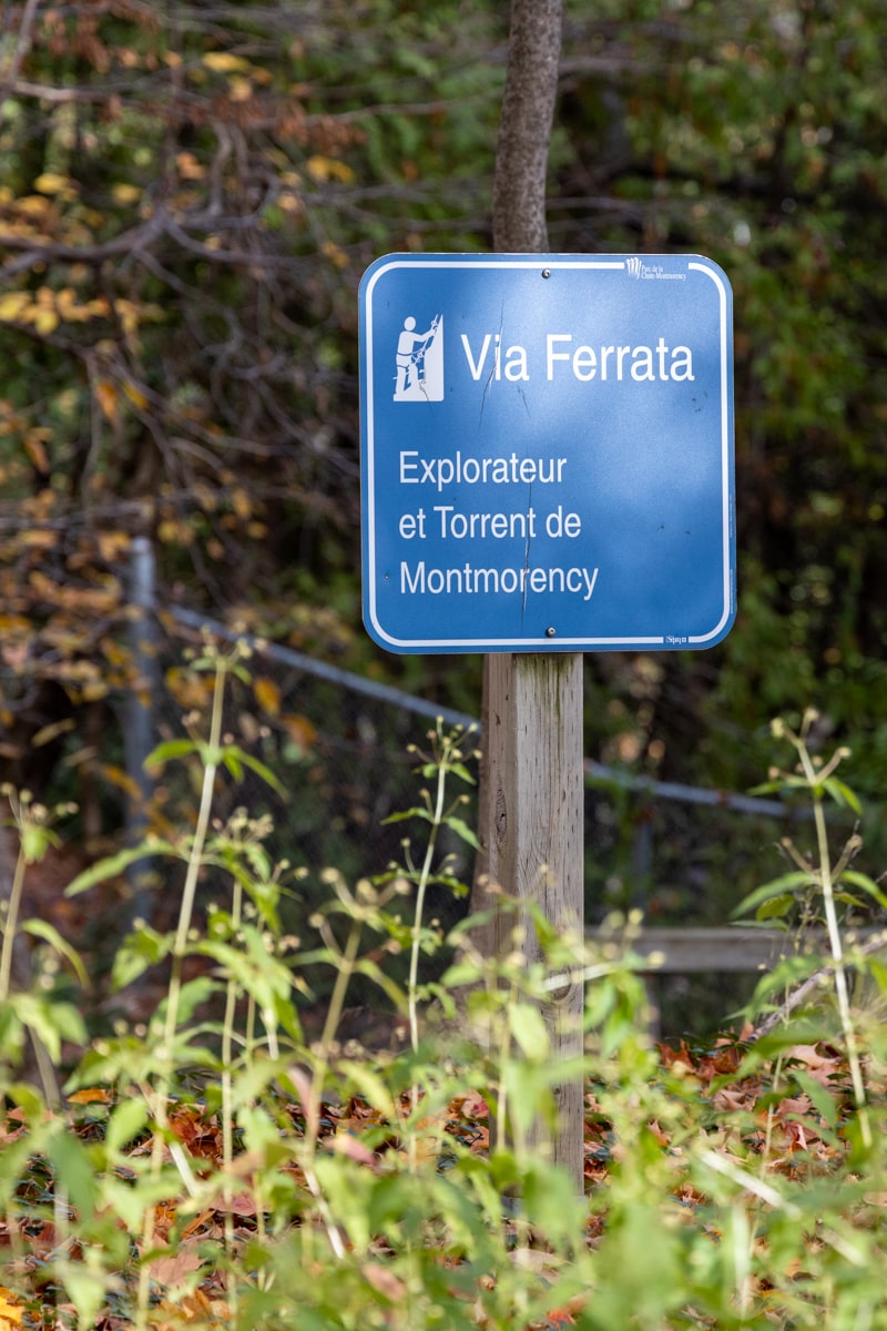 Panneau de deux parcours Via Ferrata, l'Explorateur et Torrent de Montmorency