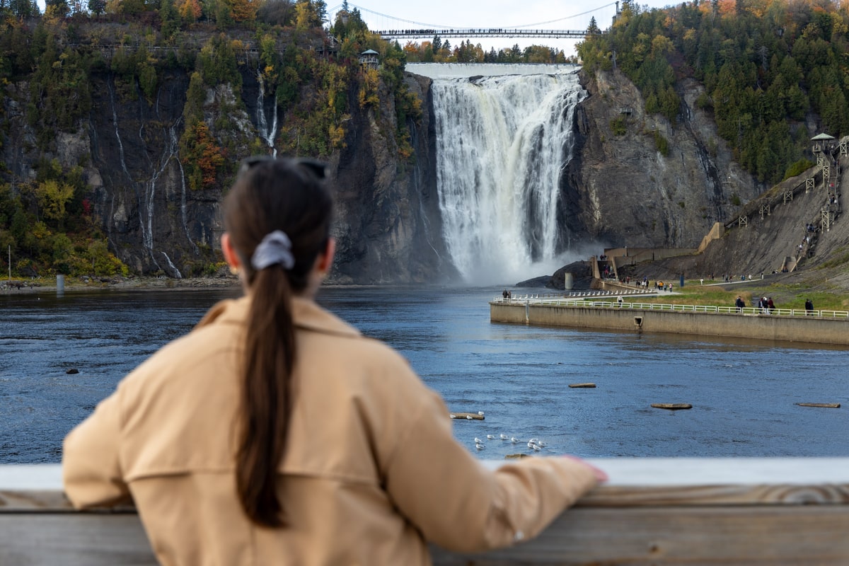 Personne qui regarde les chutes montmorency