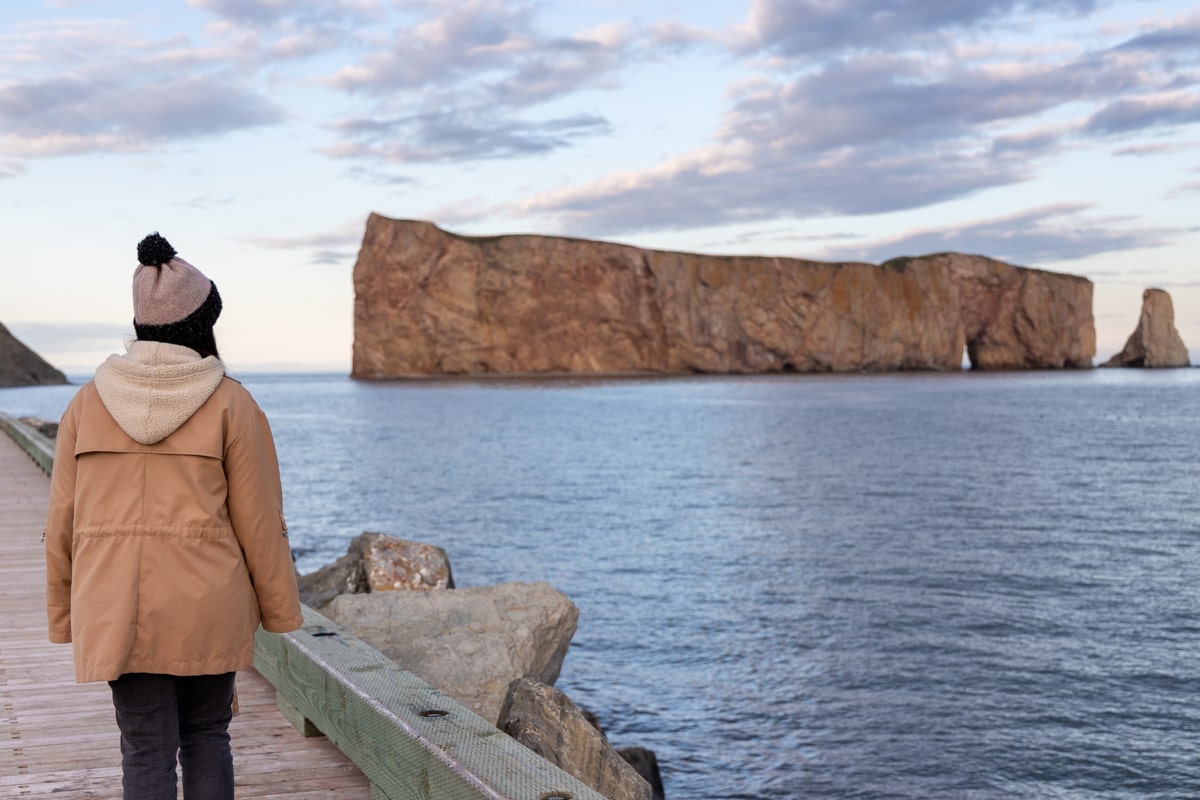 Personne qui regarde le Rocher Percé