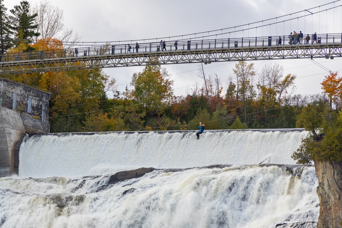 Personne qui fait la tyrolienne de 300m au Parc de la Chute-Montmorency