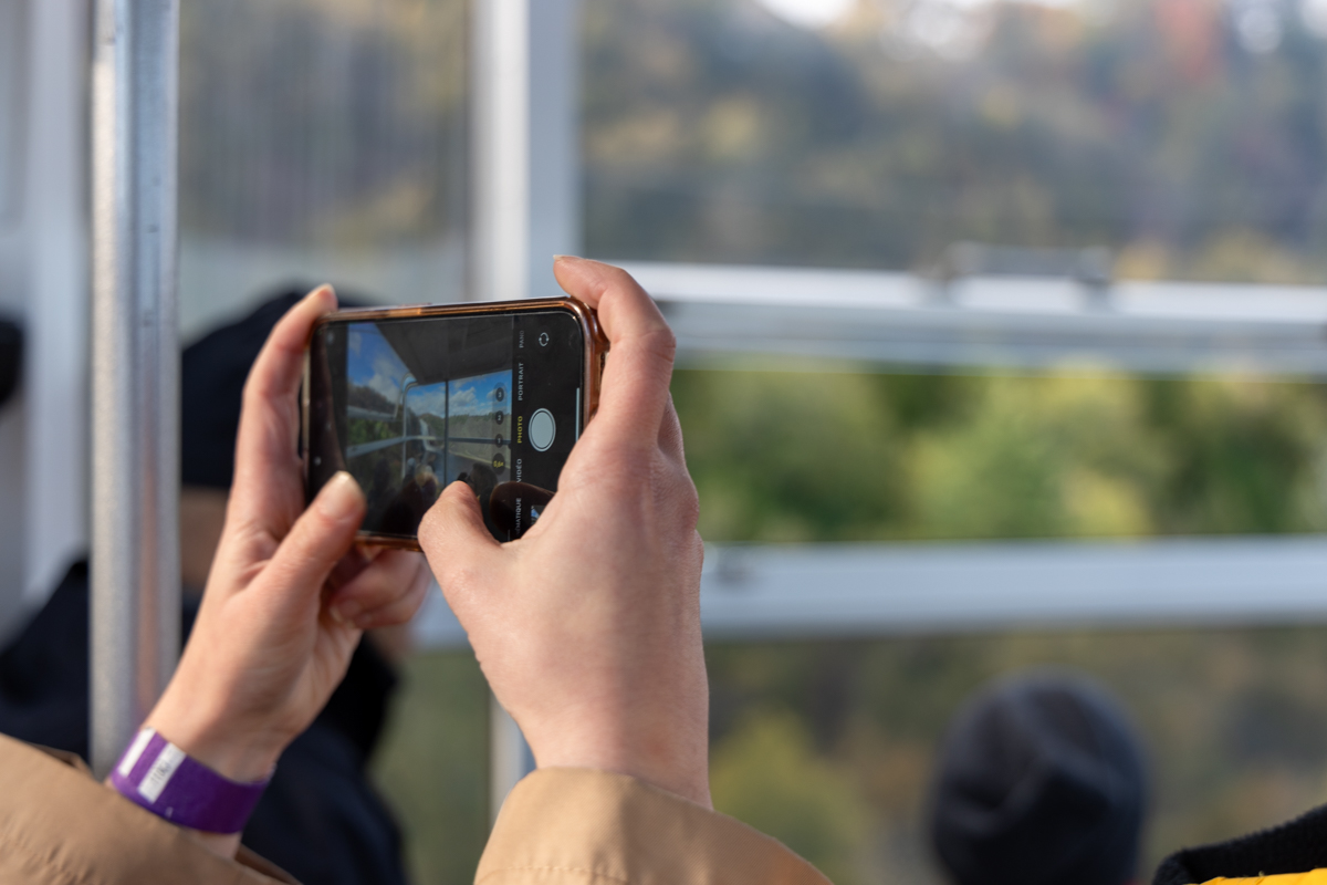 Personne qui prend en photo les chutes depuis le téléphérique