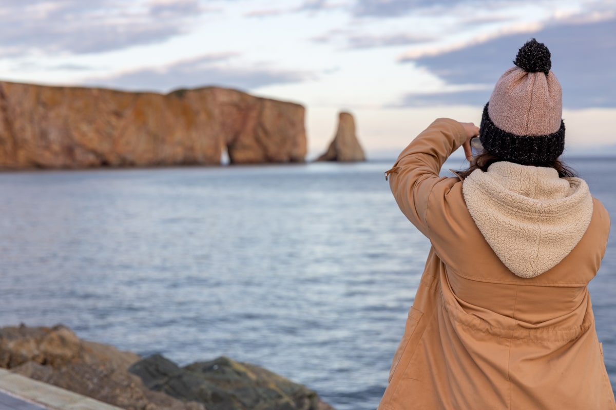 Personne qui prend en photo le Rocher-Percé