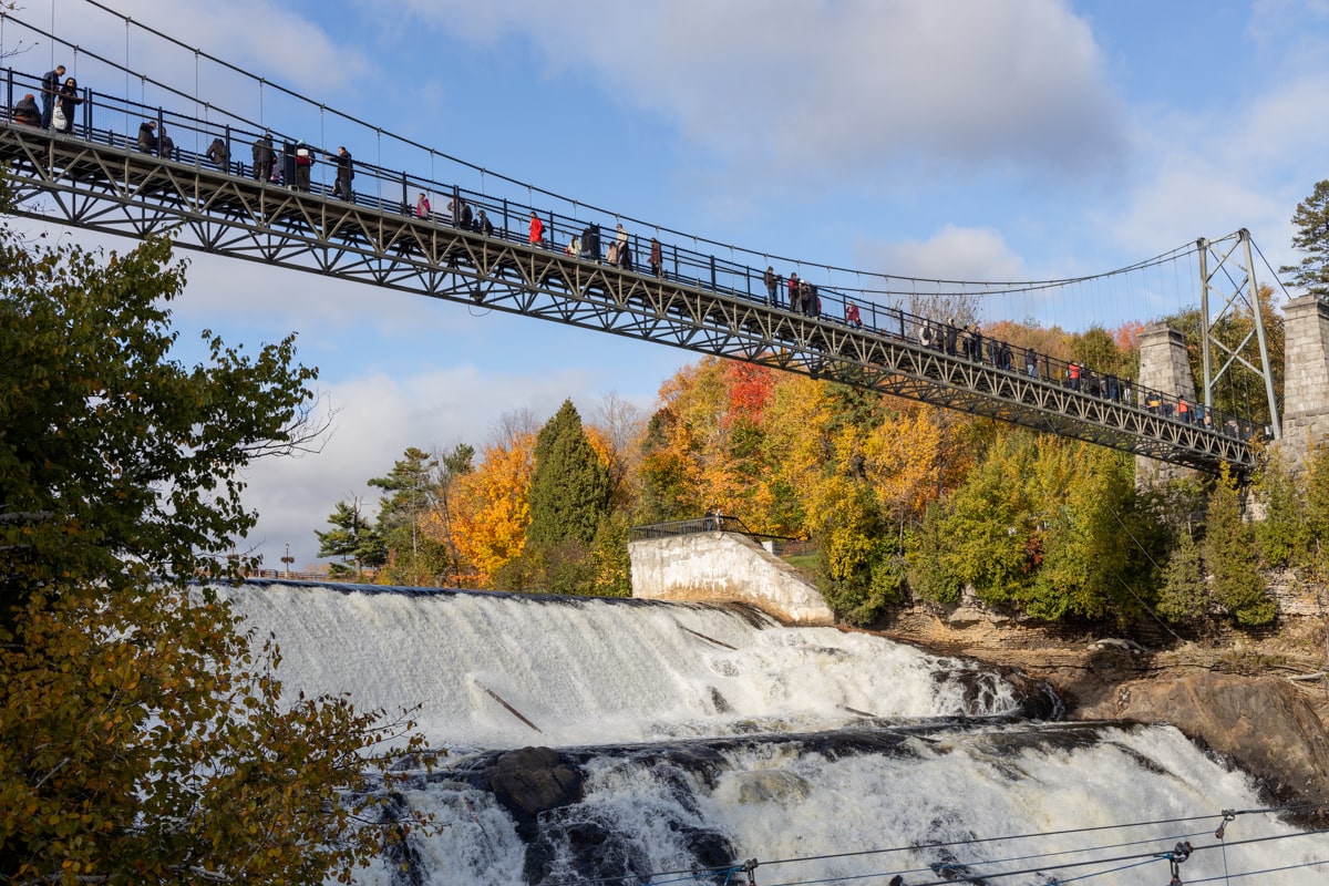 Vue du pont suspendu au-dessus des chutes Montmorency