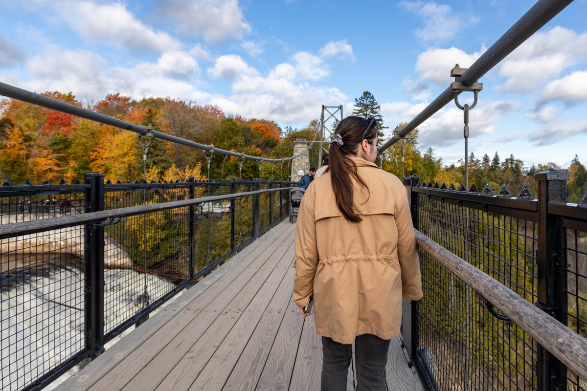 Balade sur le pont suspendu au-dessus des chutes Montmorency