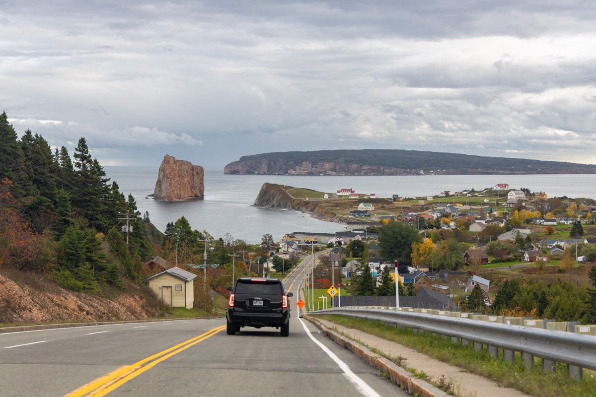 Vue sur la ville de Percé depuis la route