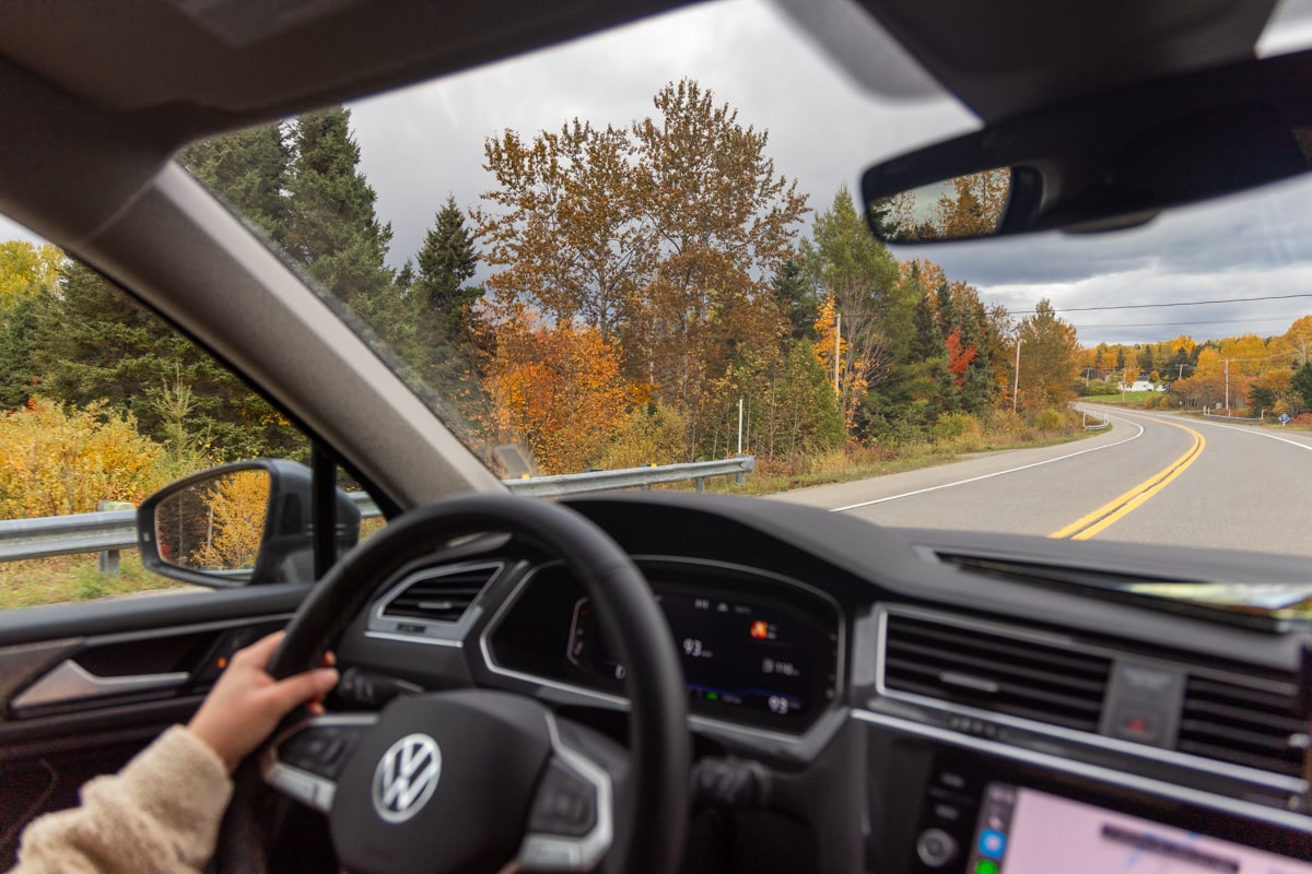 Personne qui conduit une voiture à Gaspé