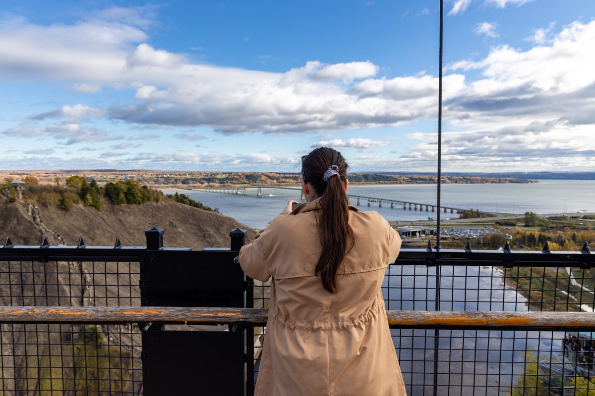 Personne qui observe le fleuve Saint-Laurent et l'Île d'Orléans