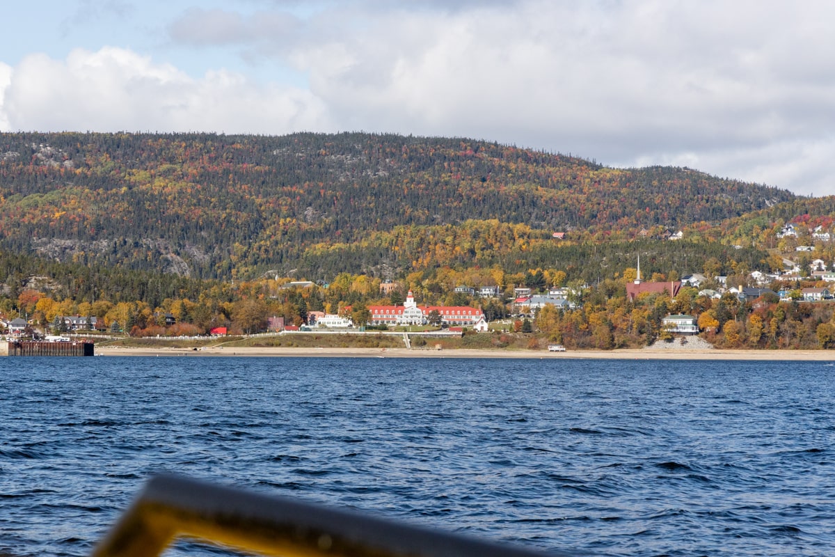 Vue sur le village de Tadoussac depuis le zodiac