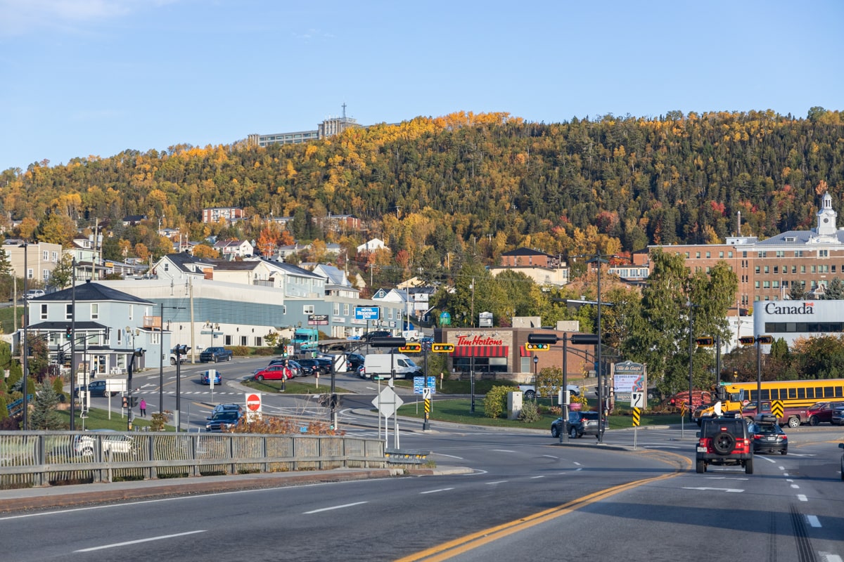 vue depuis une voiture sur la ville de Gaspé