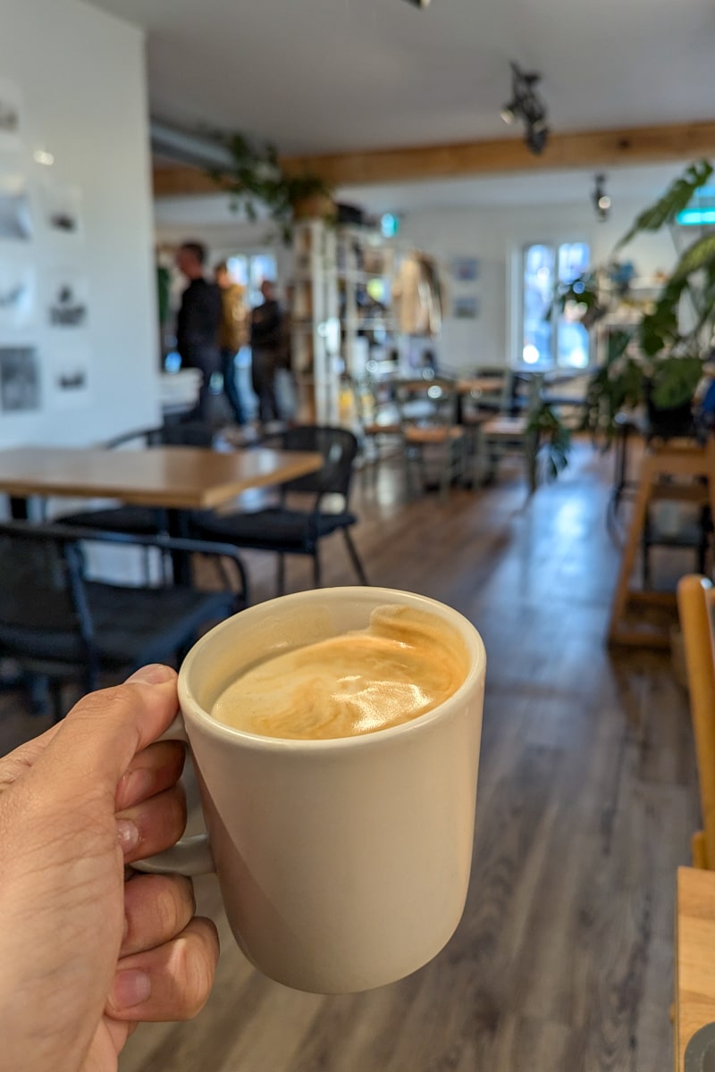 Personne avec café à l'Abri-Côtier à Tadoussac