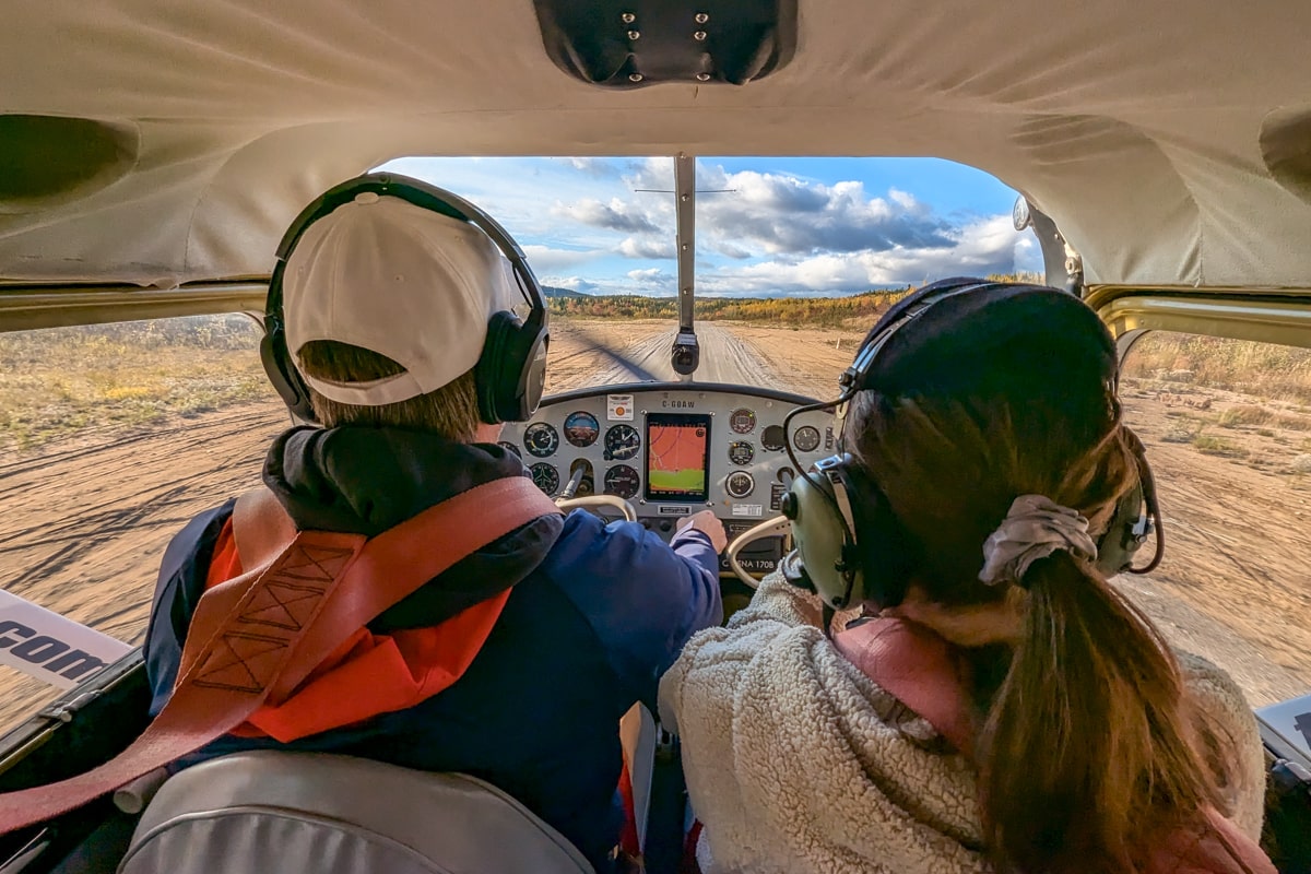 Décollage pour un survol en avion au Québec