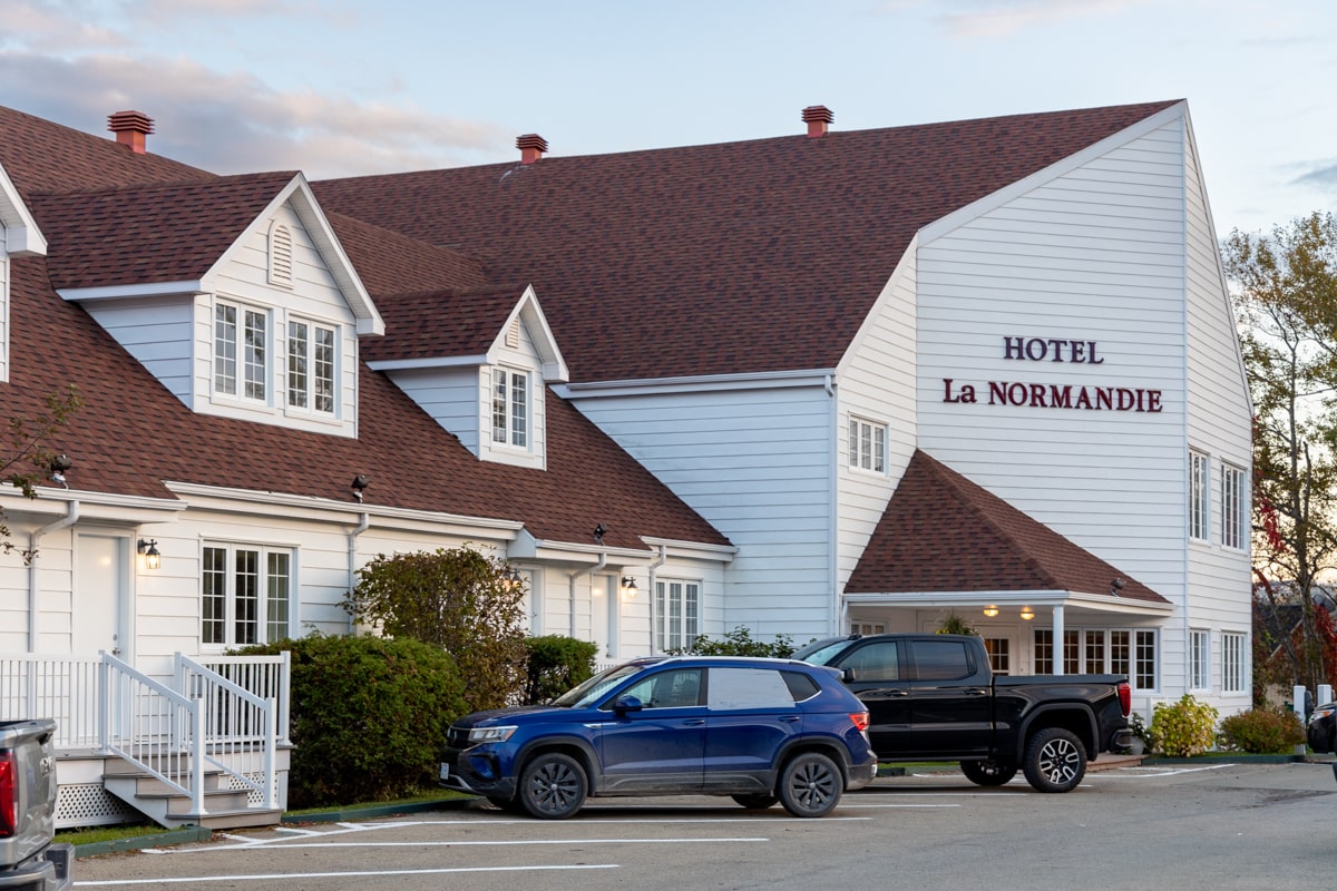 Facade de l'hotel la normandie à percé en gaspésie