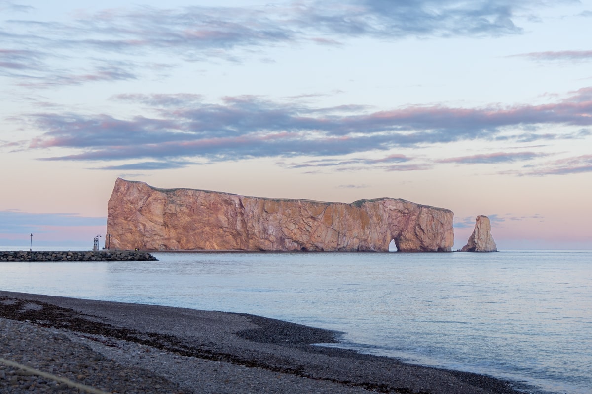 Lever de soleil sur rocher en Gaspesie