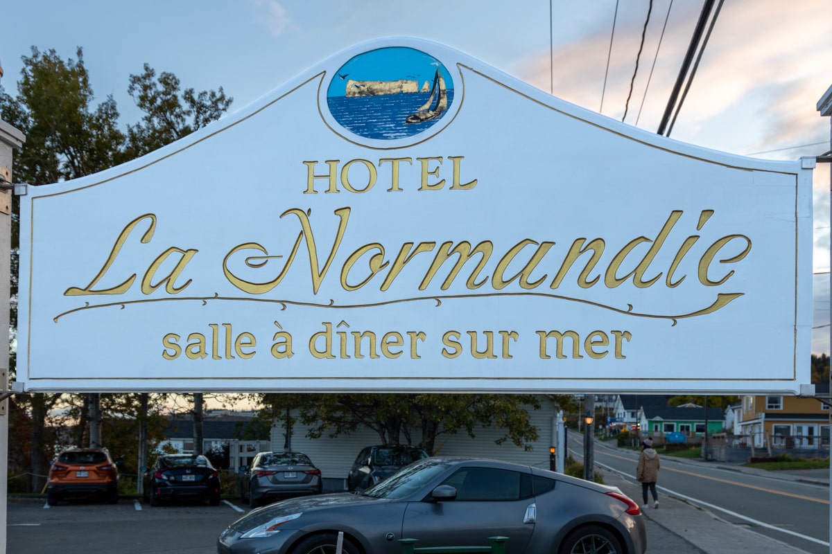 Panneau de l'hôtel La Normandie à Percé