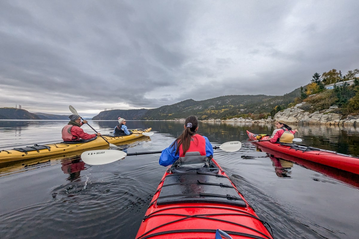 Plan large de personnes qui font du kayak