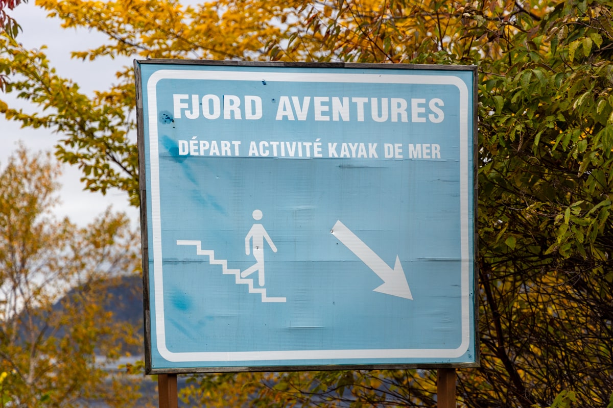 Panneau indiquant où aller pour faire du kayak dans le fjord du Saguenay