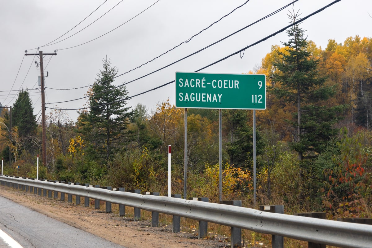 Panneau indiquant Sacré-Coeur et Saguenay